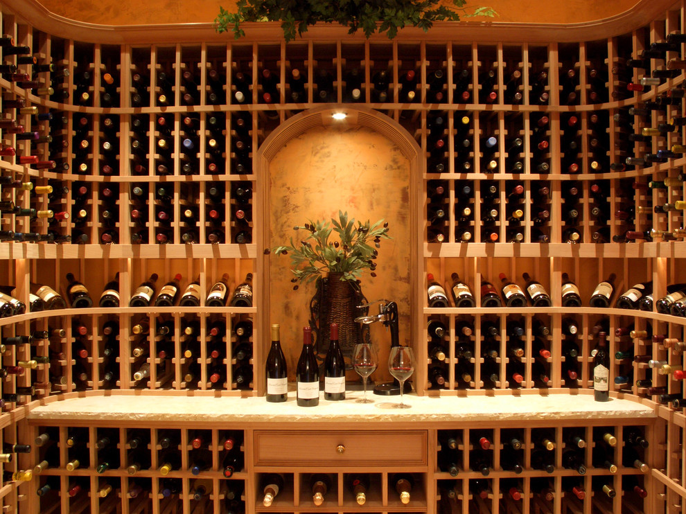 Großer Mediterraner Weinkeller mit Kalkstein und waagerechter Lagerung in San Francisco