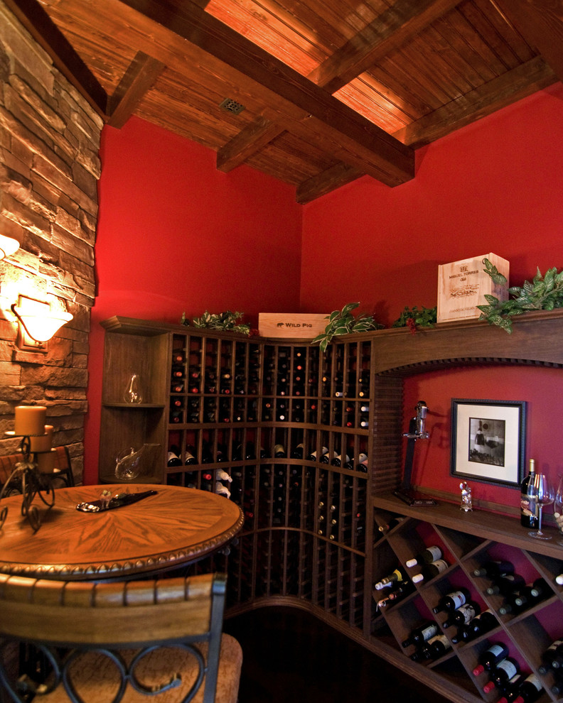Cette photo montre une cave à vin éclectique.