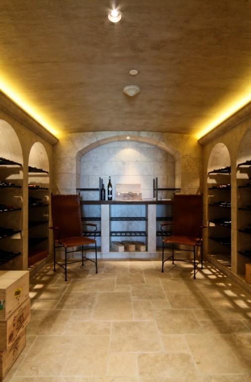 Idée de décoration pour une cave à vin minimaliste.