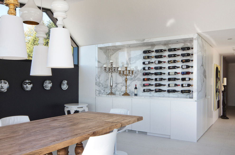 Cette image montre une cave à vin minimaliste de taille moyenne avec un présentoir.