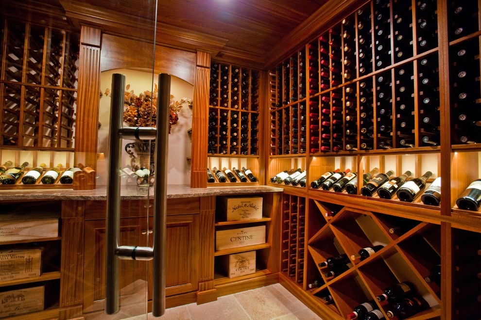 Aménagement d'une cave à vin classique de taille moyenne avec des casiers losange et un sol beige.