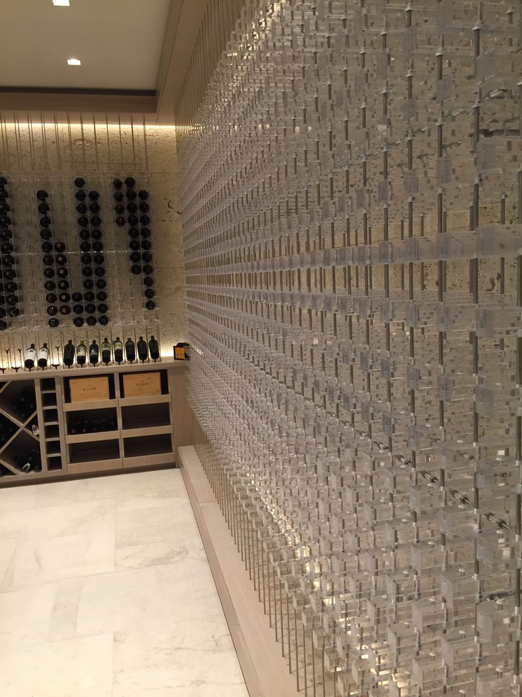 Réalisation d'une grande cave à vin design avec des casiers.