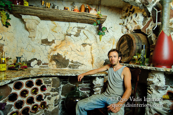 モントリオールにある地中海スタイルのおしゃれなワインセラーの写真
