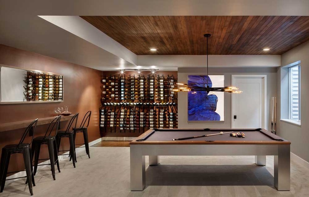 Mittelgroßer Moderner Weinkeller mit Teppichboden und waagerechter Lagerung in Los Angeles