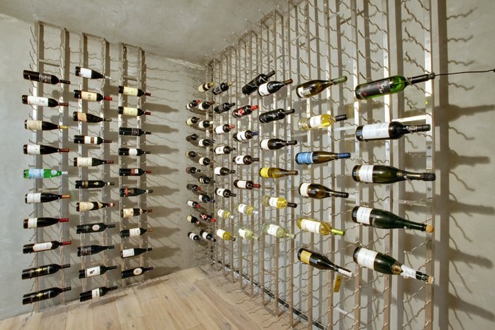 Idées déco pour une cave à vin contemporaine.