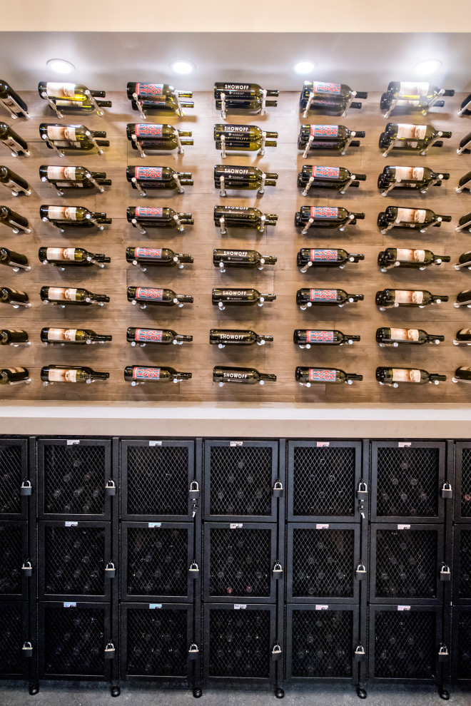 Großer Klassischer Weinkeller mit Betonboden und waagerechter Lagerung in Denver