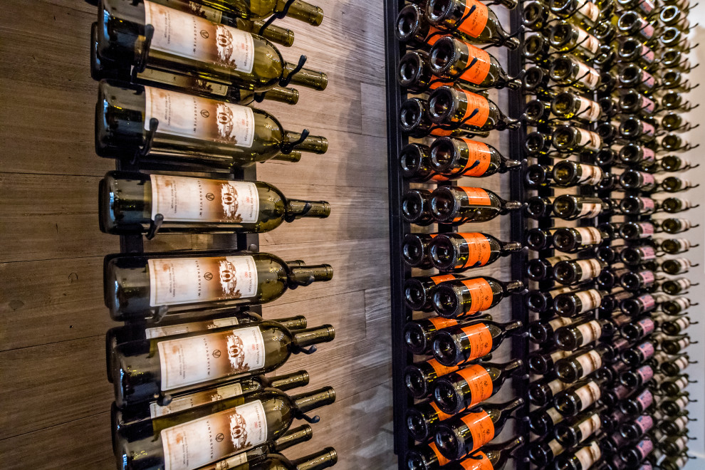 Großer Klassischer Weinkeller mit Betonboden und waagerechter Lagerung in Denver