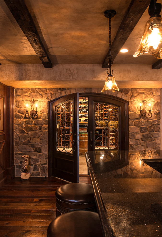 Mittelgroßer Klassischer Weinkeller mit dunklem Holzboden, Kammern und braunem Boden in Washington, D.C.