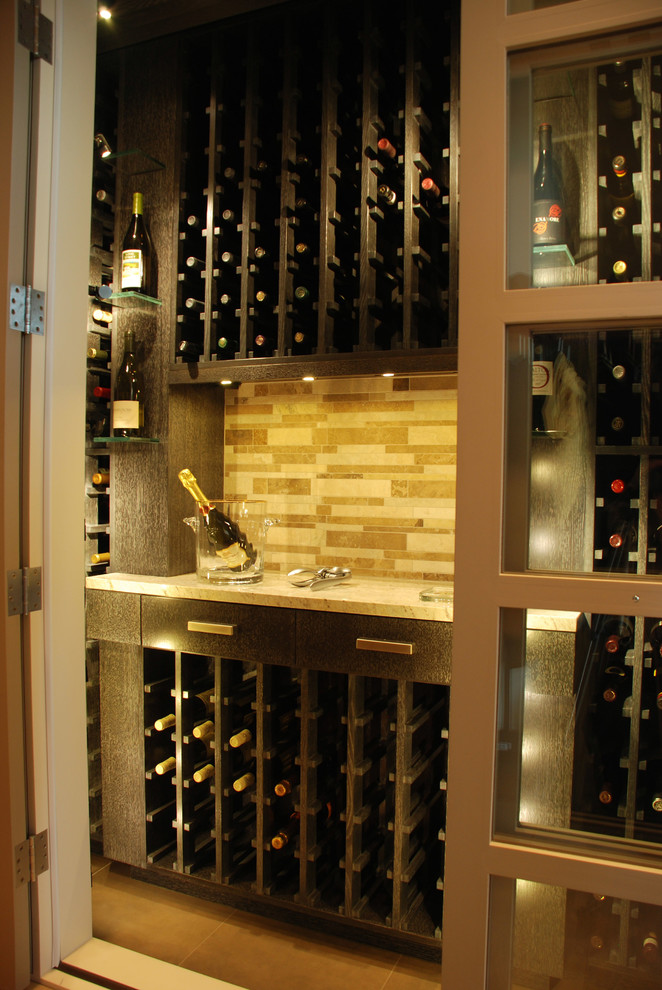Idée de décoration pour une cave à vin minimaliste.