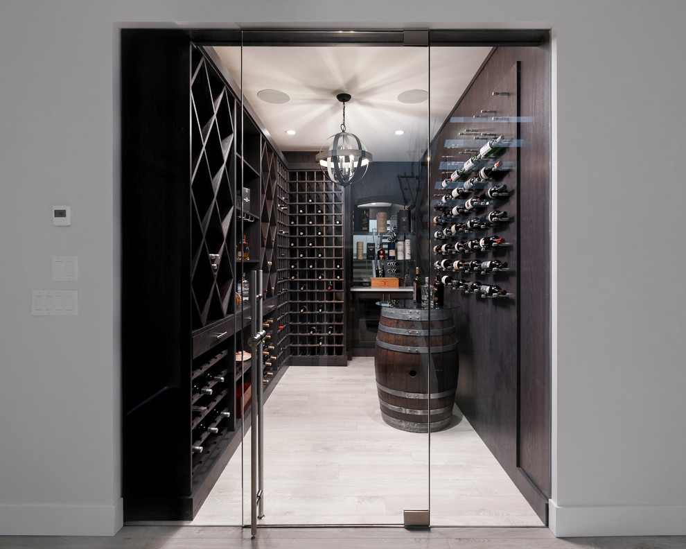 Cette image montre une cave à vin design avec des casiers et un sol gris.
