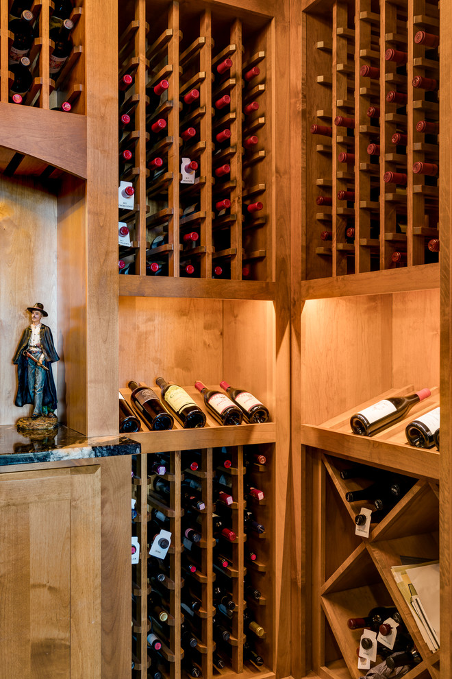 Idées déco pour une cave à vin classique de taille moyenne avec un sol en ardoise et des casiers.