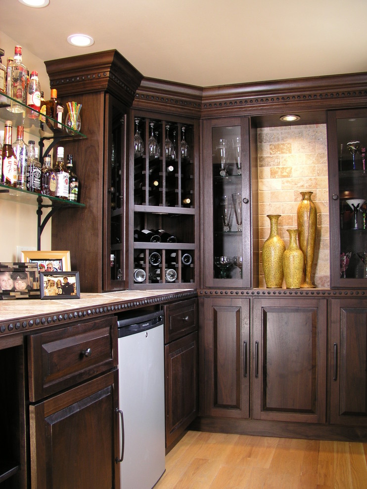 Example of an eclectic home bar design in St Louis