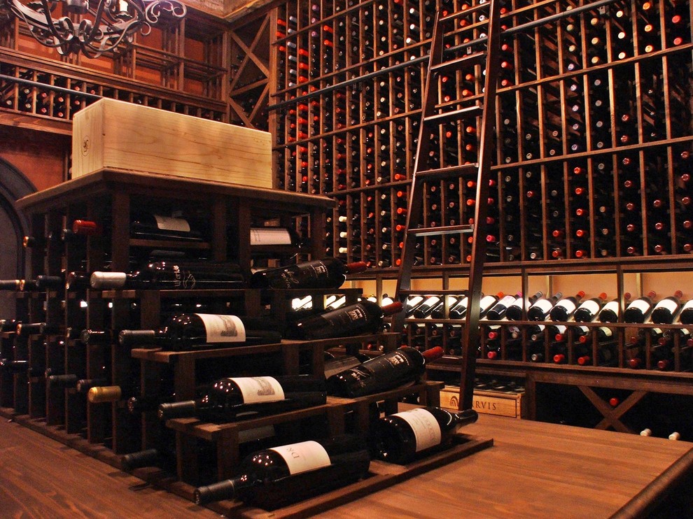 Aménagement d'une grande cave à vin classique avec un présentoir.