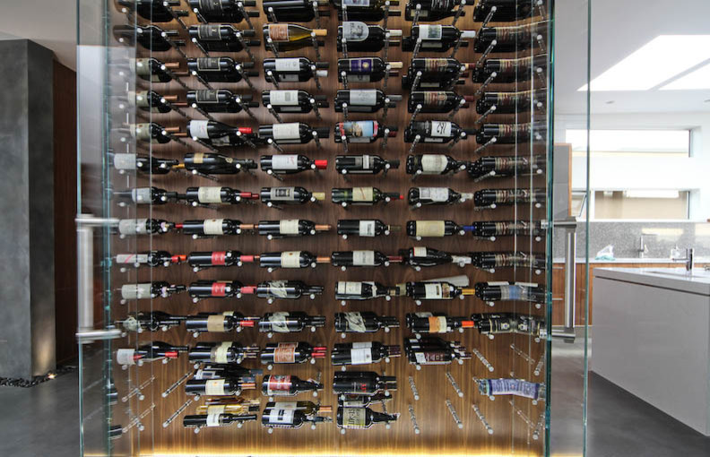 Cette photo montre une cave à vin moderne de taille moyenne avec des casiers.