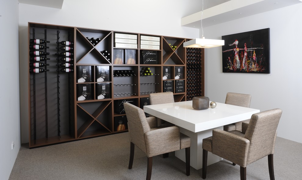 Inspiration pour une cave à vin design de taille moyenne avec moquette et des casiers.