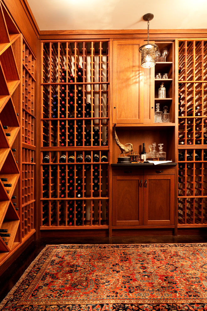 Cette photo montre une cave à vin méditerranéenne de taille moyenne avec des casiers et sol en béton ciré.