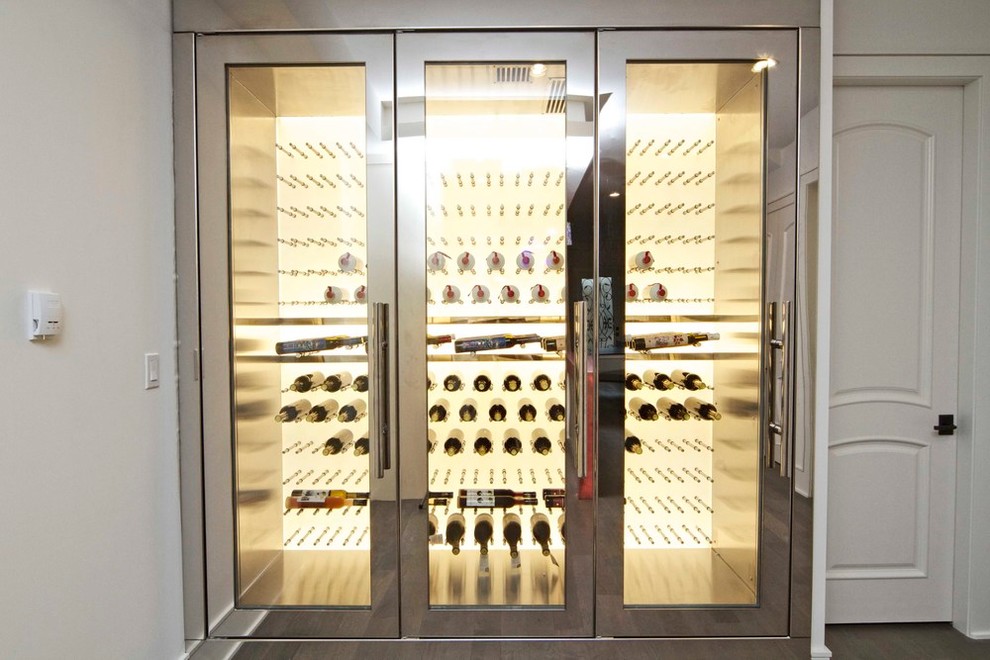 Idée de décoration pour une cave à vin minimaliste de taille moyenne avec des casiers.