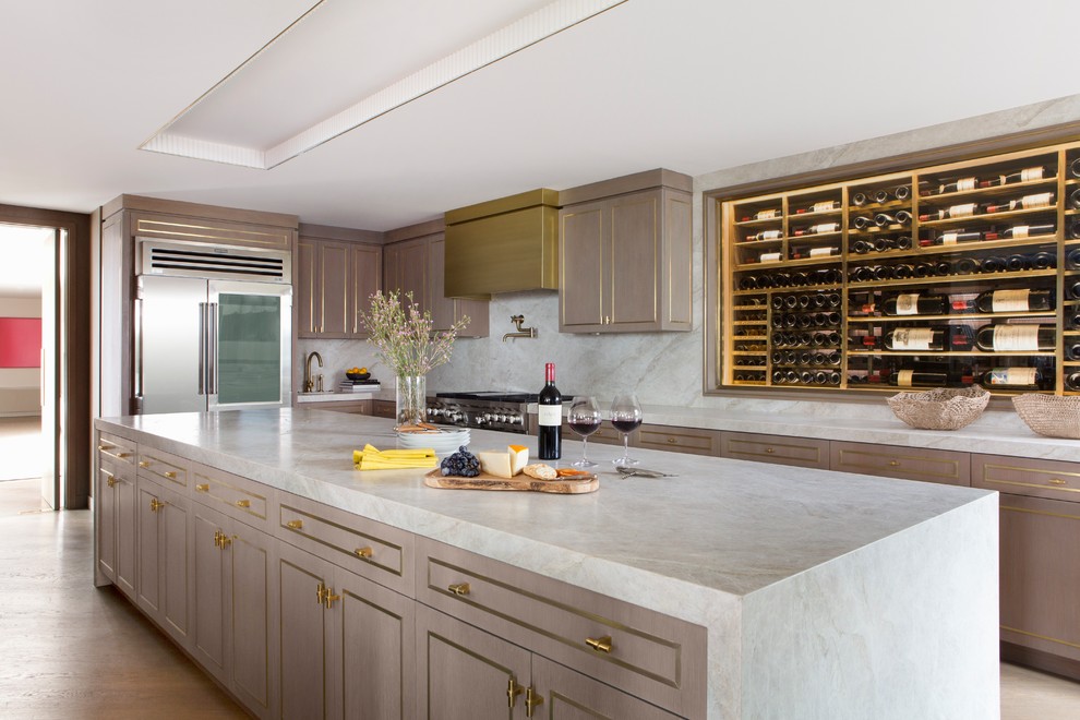 Immagine di una grande cucina contemporanea con pavimento in legno massello medio e pavimento marrone