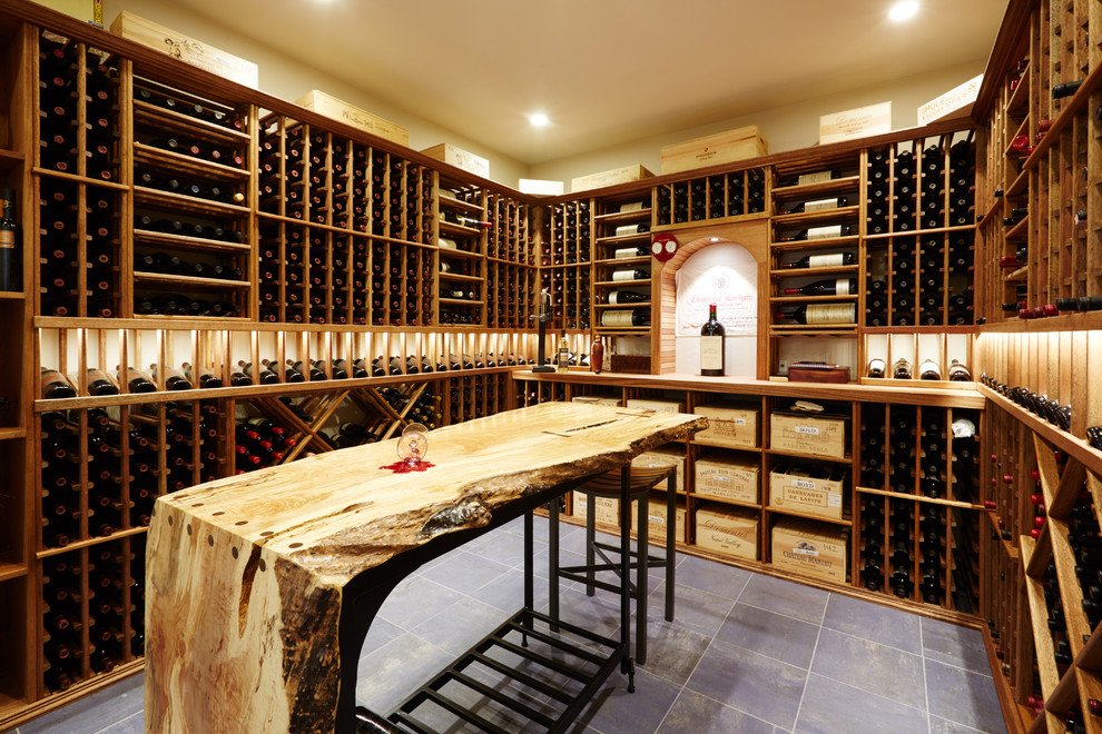 Aménagement d'une grande cave à vin classique avec un sol en carrelage de céramique et des casiers.