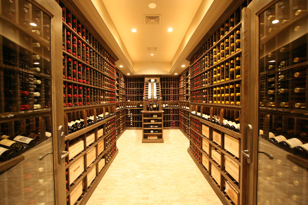 Exempel på en stor klassisk vinkällare, med tegelgolv, vinhyllor och beiget golv