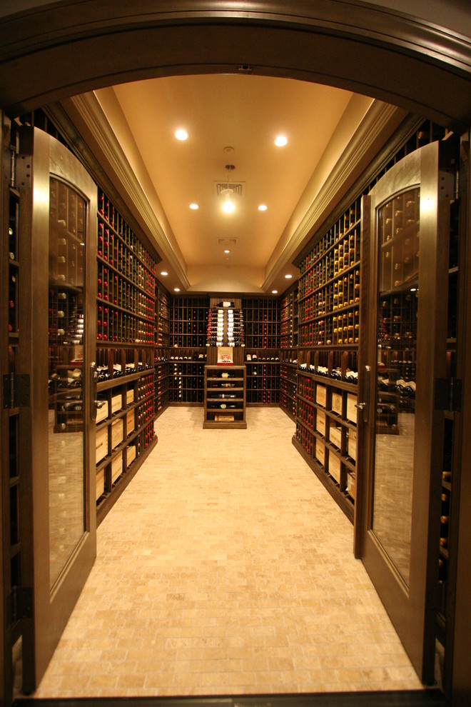 Großer Klassischer Weinkeller mit Backsteinboden, Kammern und beigem Boden in New York