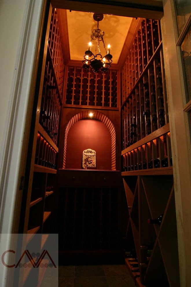 Cette image montre une petite cave à vin chalet.