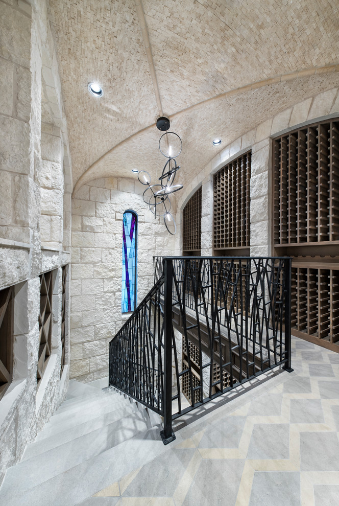 Cette image montre une très grande cave à vin traditionnelle avec un sol en carrelage de céramique et des casiers.