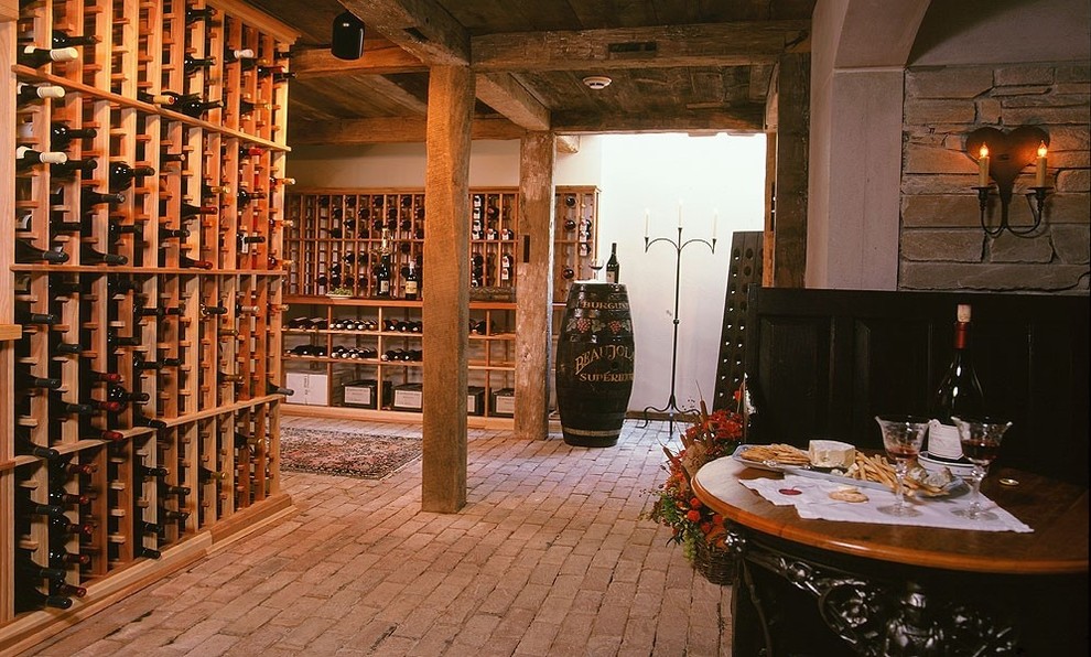 Réalisation d'une grande cave à vin tradition avec un sol en brique et des casiers.