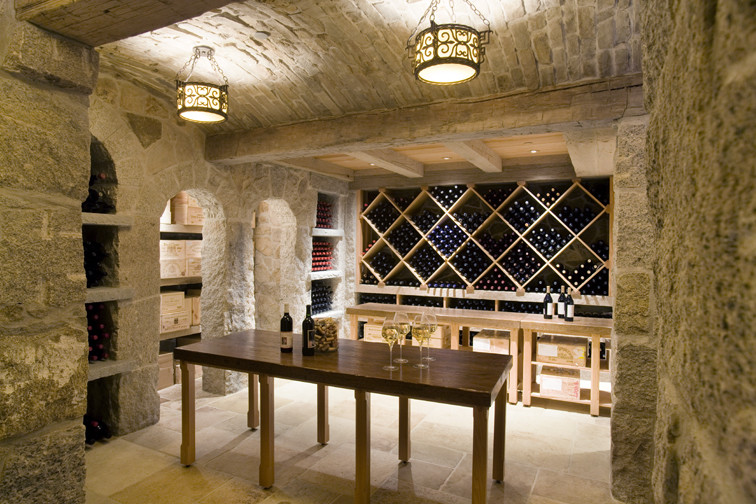 Aménagement d'une cave à vin classique.