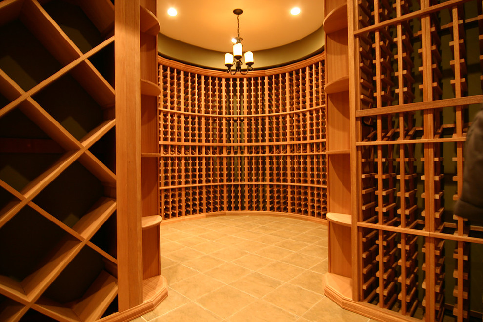 Exempel på en stor rustik vinkällare, med travertin golv och vinhyllor
