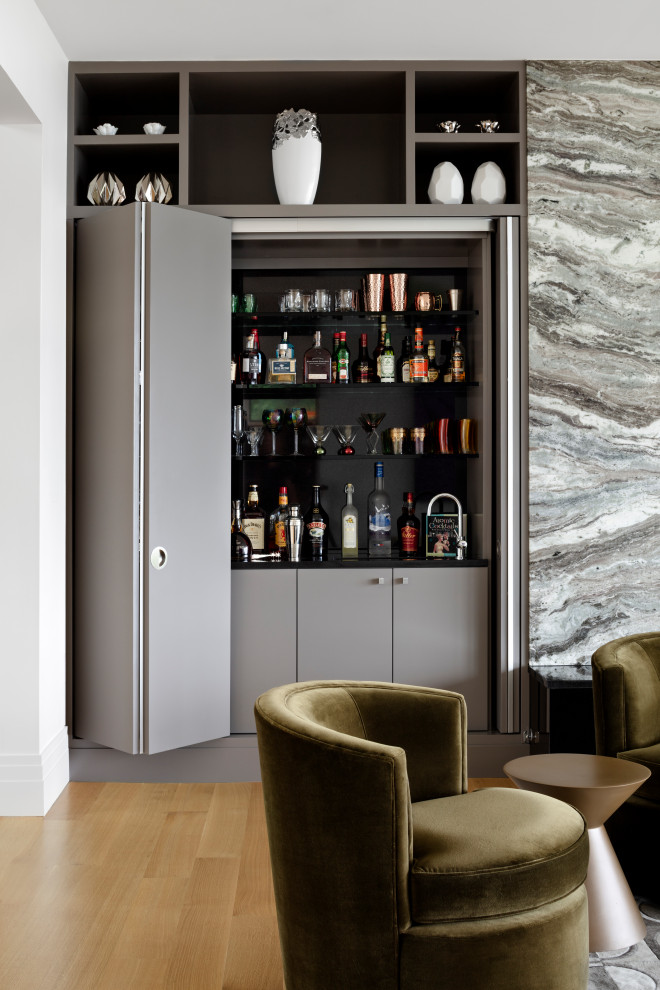 Imagen de bar en casa moderno extra grande con suelo de madera clara y suelo marrón