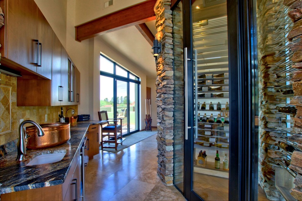フェニックスにある高級な中くらいなサンタフェスタイルのおしゃれなワインセラー (磁器タイルの床、ワインラック) の写真