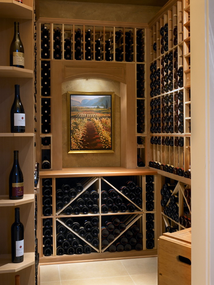 Idées déco pour une cave à vin classique avec des casiers losange et un sol beige.