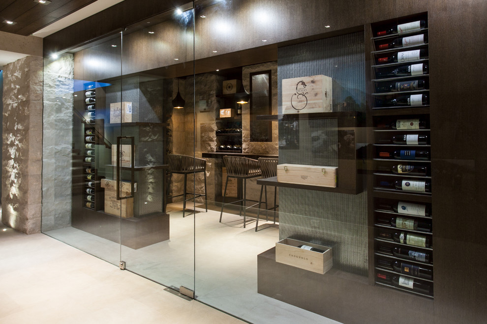 Mittelgroßer Moderner Weinkeller mit Keramikboden und waagerechter Lagerung in Vancouver
