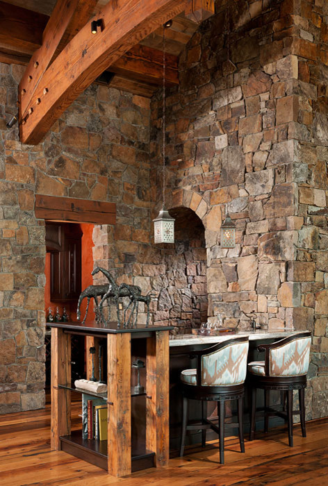 Cette image montre une cave à vin chalet avec un sol en bois brun.