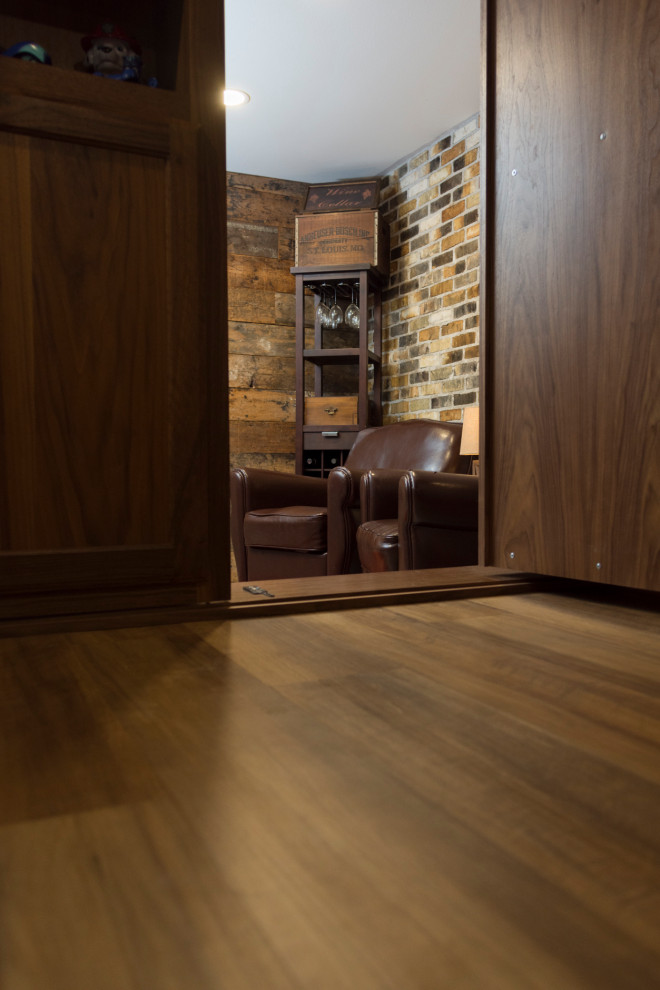 他の地域にある中くらいなトランジショナルスタイルのおしゃれなワインセラー (セラミックタイルの床、ディスプレイラック、ベージュの床) の写真