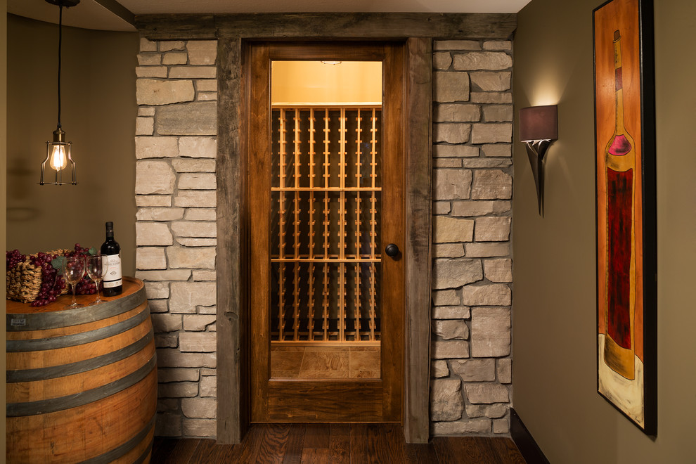 Cette photo montre une cave à vin craftsman de taille moyenne avec un sol en carrelage de porcelaine et des casiers.