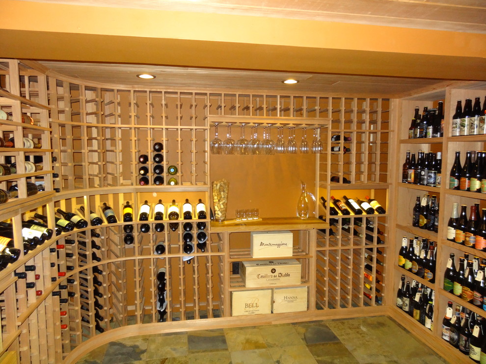 Inspiration pour une grande cave à vin traditionnelle avec des casiers.