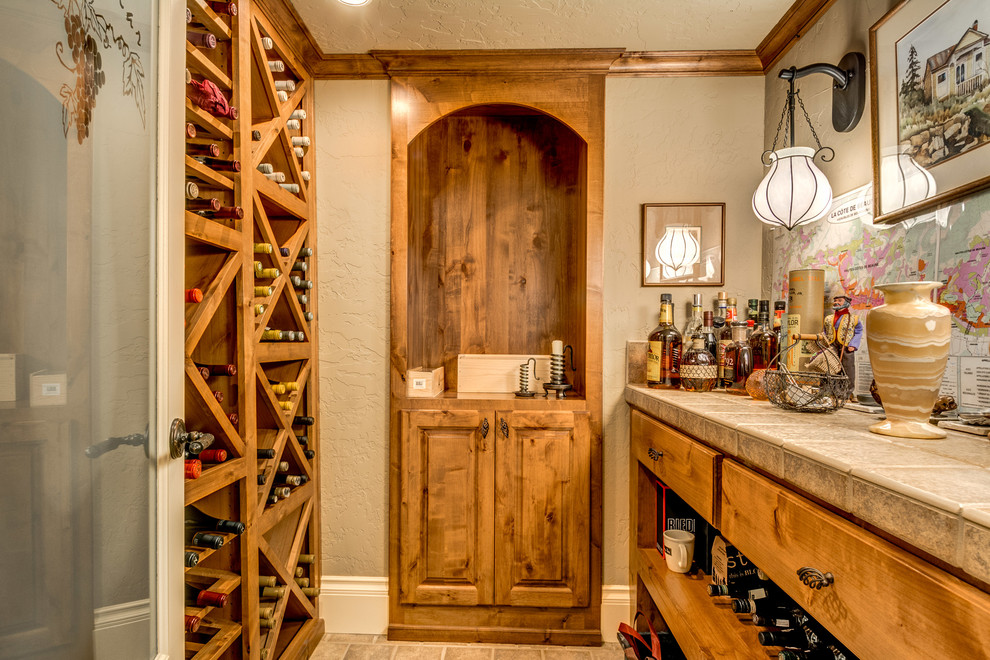 Cette image montre une cave à vin traditionnelle avec des casiers losange.