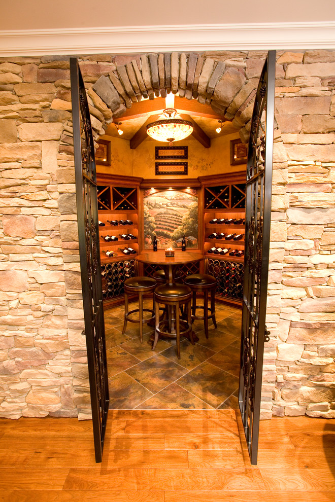 Cette photo montre une cave à vin éclectique.