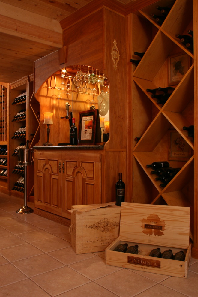Bild på en stor vintage vinkällare, med vinställ med diagonal vinförvaring