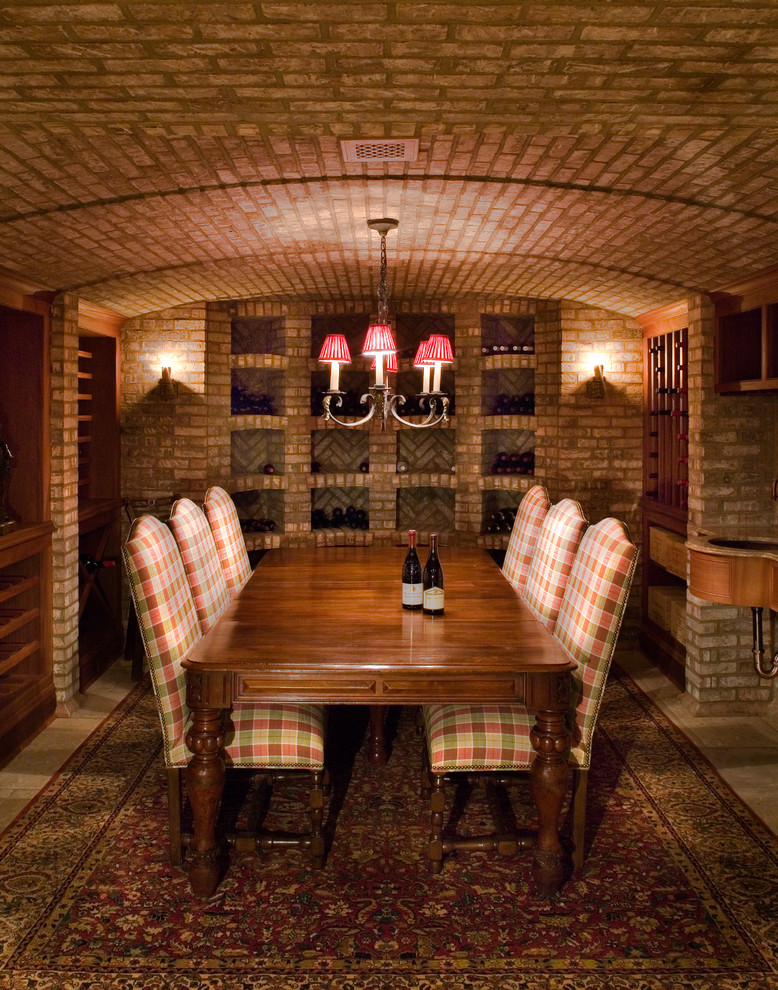 Inspiration pour une grande cave à vin traditionnelle avec un sol en carrelage de céramique et un présentoir.