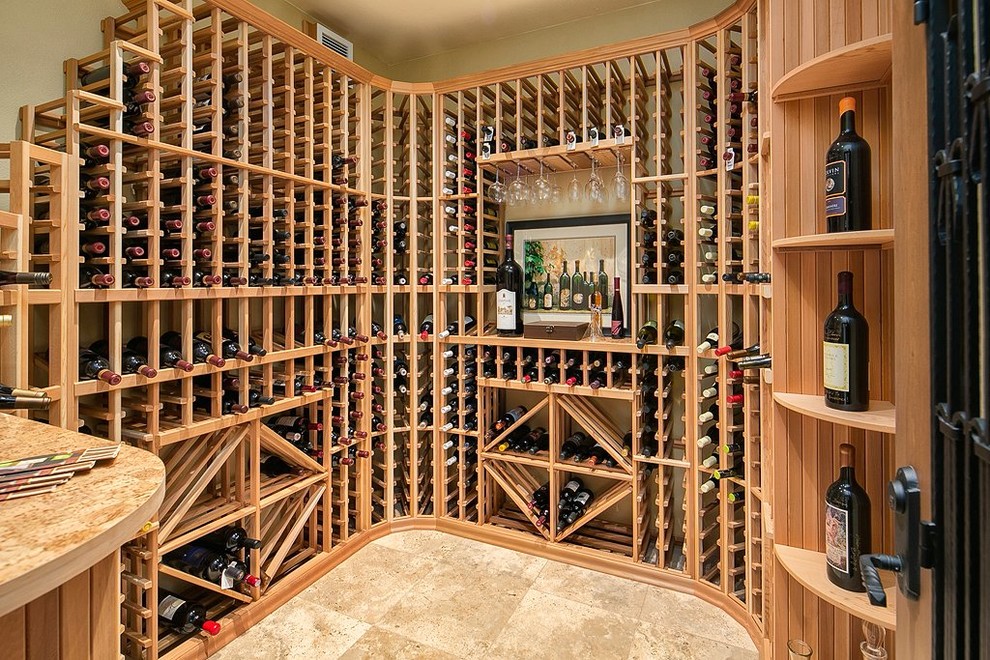 Großer Moderner Weinkeller mit waagerechter Lagerung in Seattle