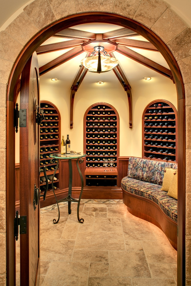 Exempel på en stor rustik vinkällare, med kalkstensgolv, vinhyllor och beiget golv