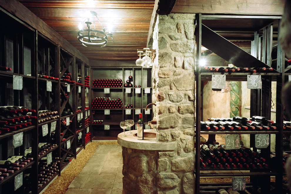 Inredning av en rustik vinkällare, med vinställ med diagonal vinförvaring