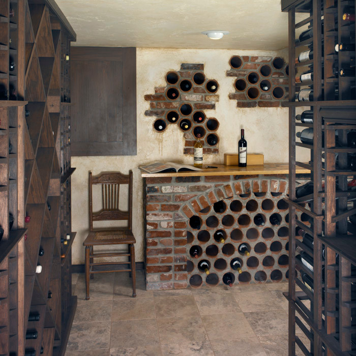 Réalisation d'une cave à vin tradition de taille moyenne avec un sol en carrelage de céramique et des casiers losange.