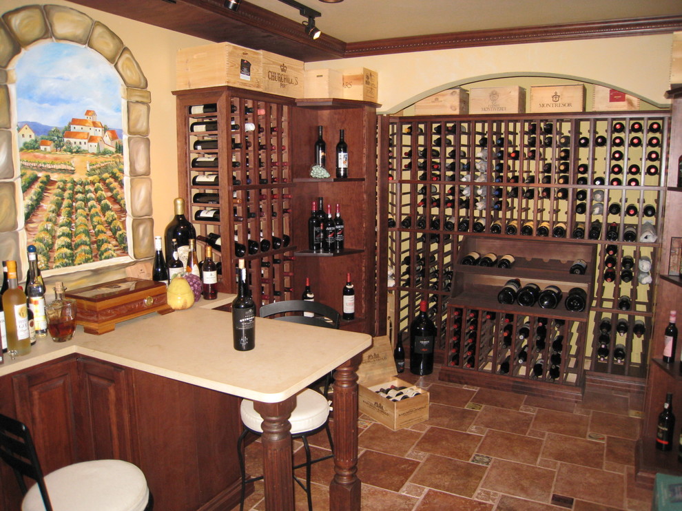 Idée de décoration pour une petite cave à vin méditerranéenne.