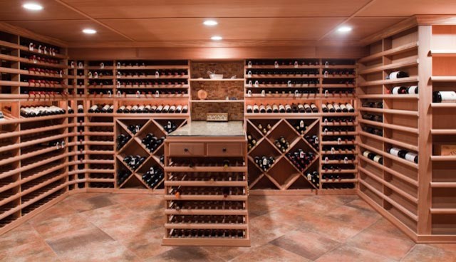 Großer Klassischer Weinkeller mit Keramikboden und diagonaler Lagerung in New York