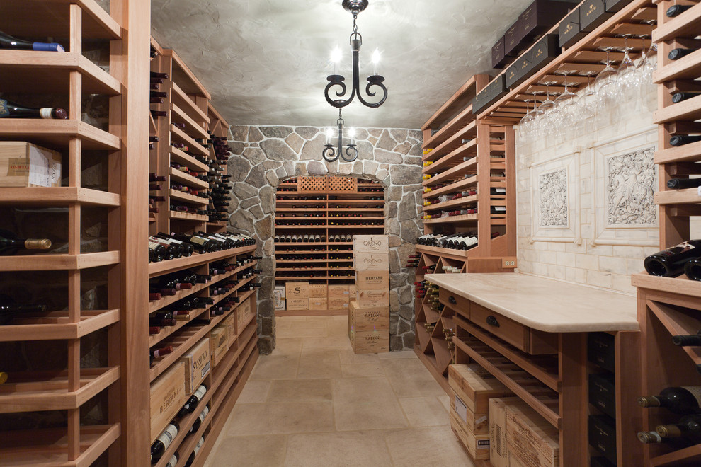 Idéer för en mycket stor eklektisk vinkällare, med vinhyllor, travertin golv och beiget golv
