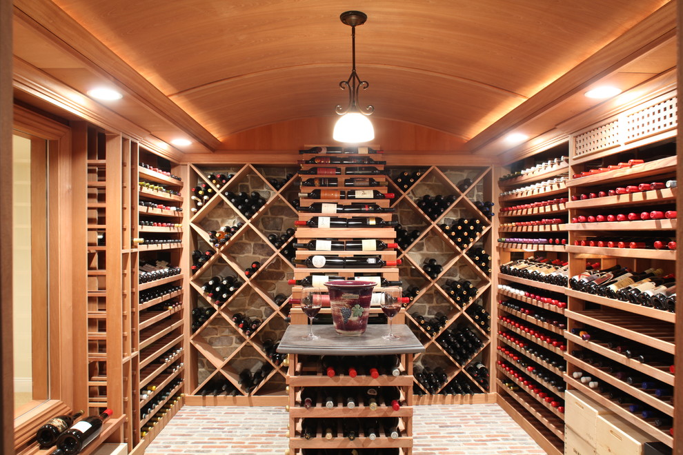 Idéer för att renovera en mellanstor vintage vinkällare, med tegelgolv, vinhyllor och brunt golv